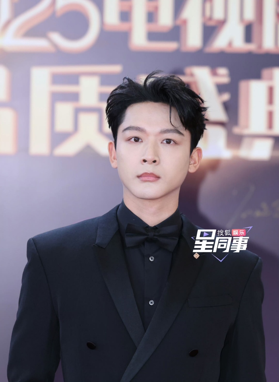 张晚意品质盛典红毯状态 领结黑西装亮相品质盛典红毯，一身正气，状态超在线！最近正