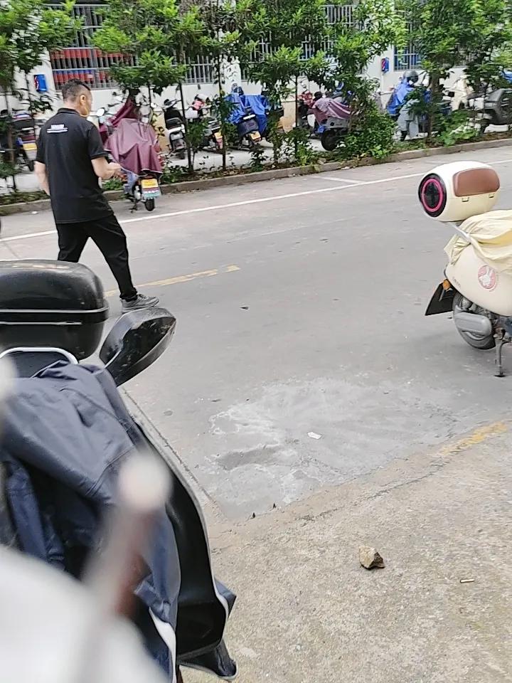 开会啦！开会啦！

怎么又开会了，都快下班了还开会？
我们心嘀嘀咕咕的，还是站起