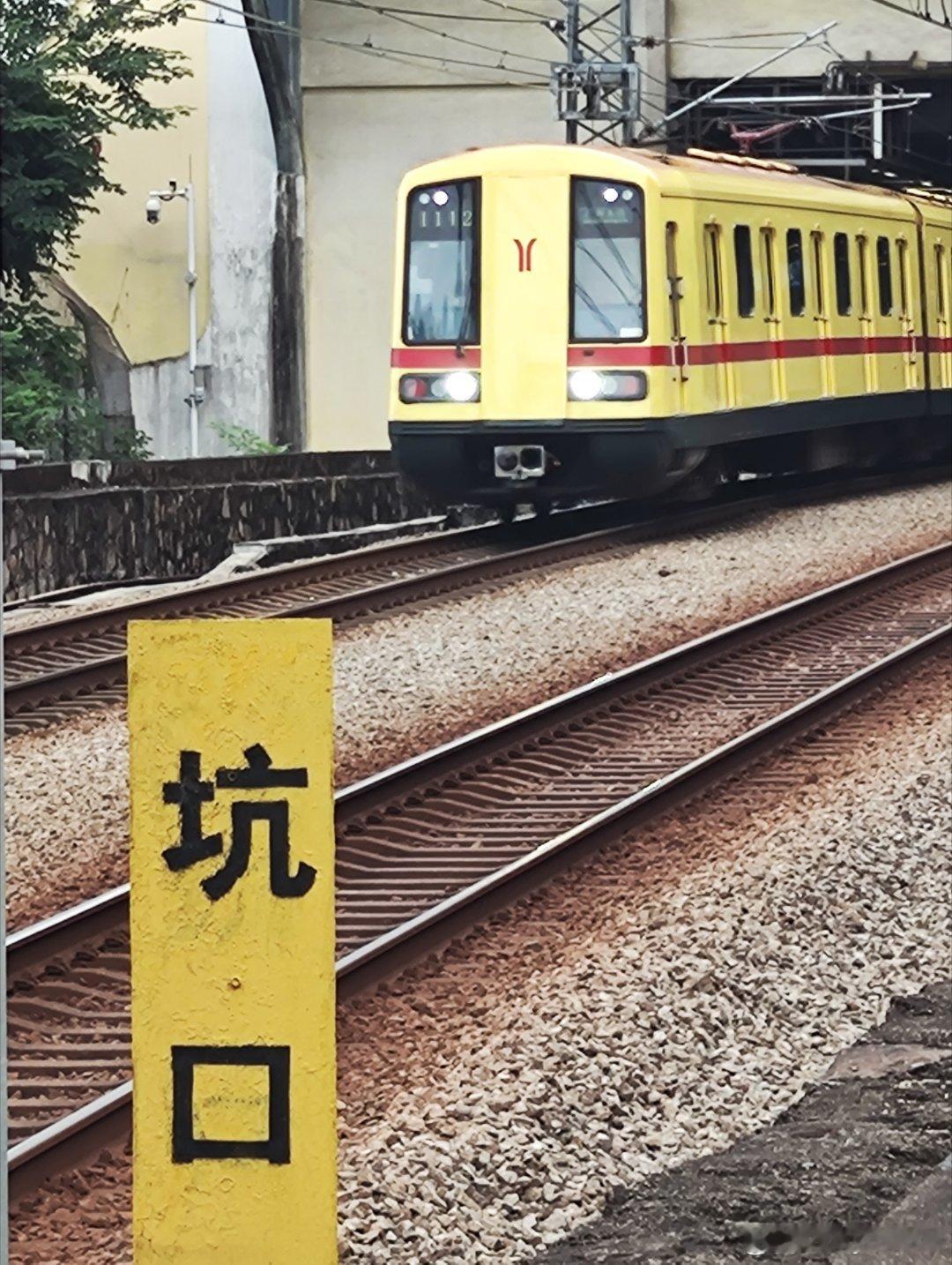 【坑口与小黄车留影】离坑口地铁站地面段围蔽越来越近，约伴再来拍多次，尽力去留影吧
