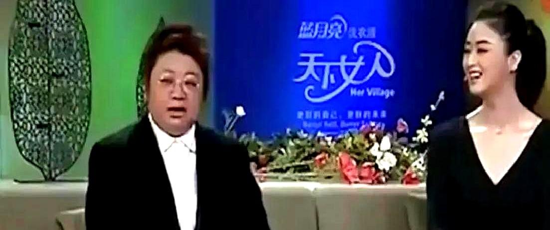 想象一下，录节目时当众被“嫌弃”长相，这得多扎心。
韩红在台上半打趣，说自己也能
