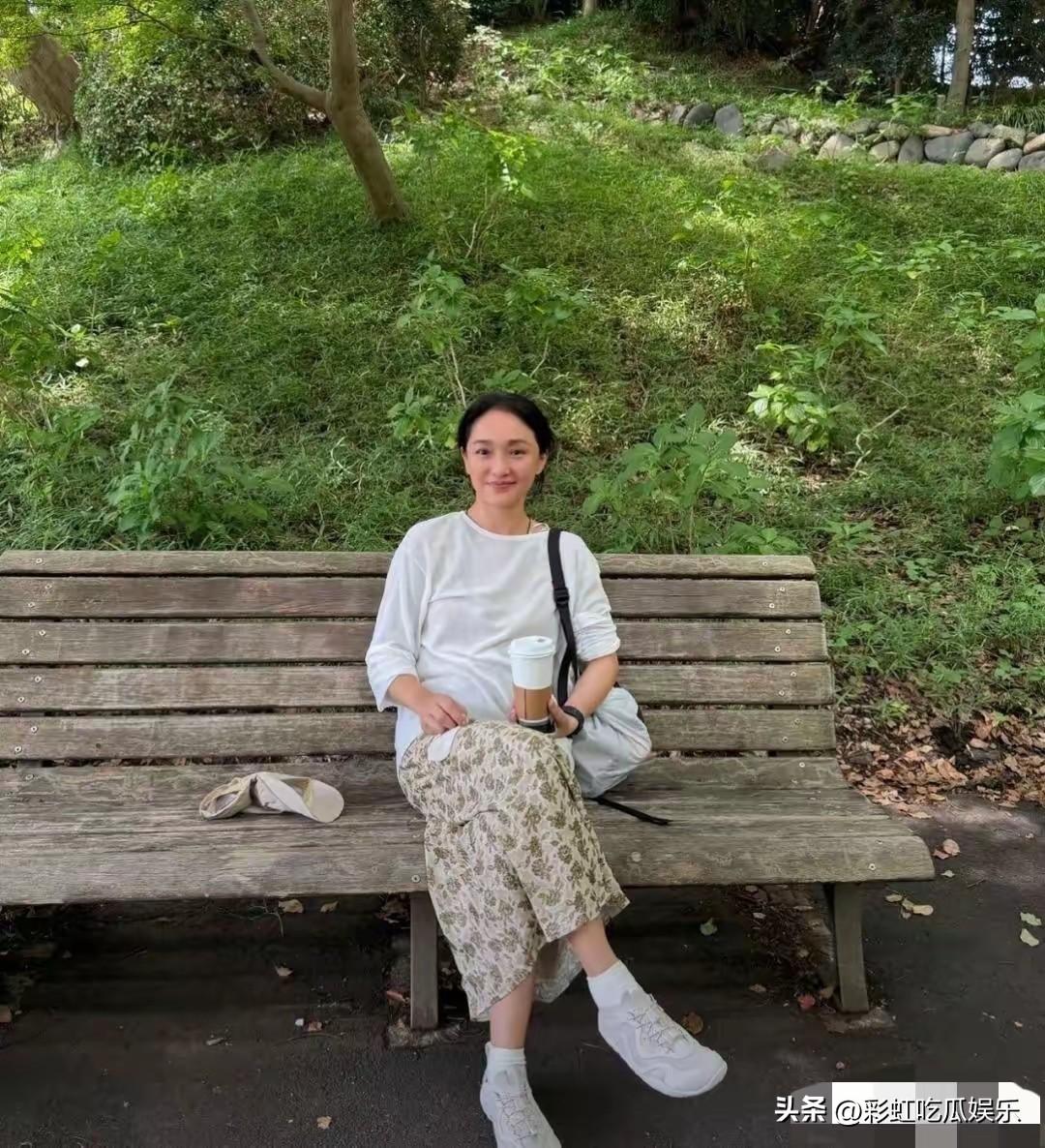 52岁周迅状态松弛，她已经接受了自己老去的样子，她也不化妆素颜朝天，穿着很休闲，