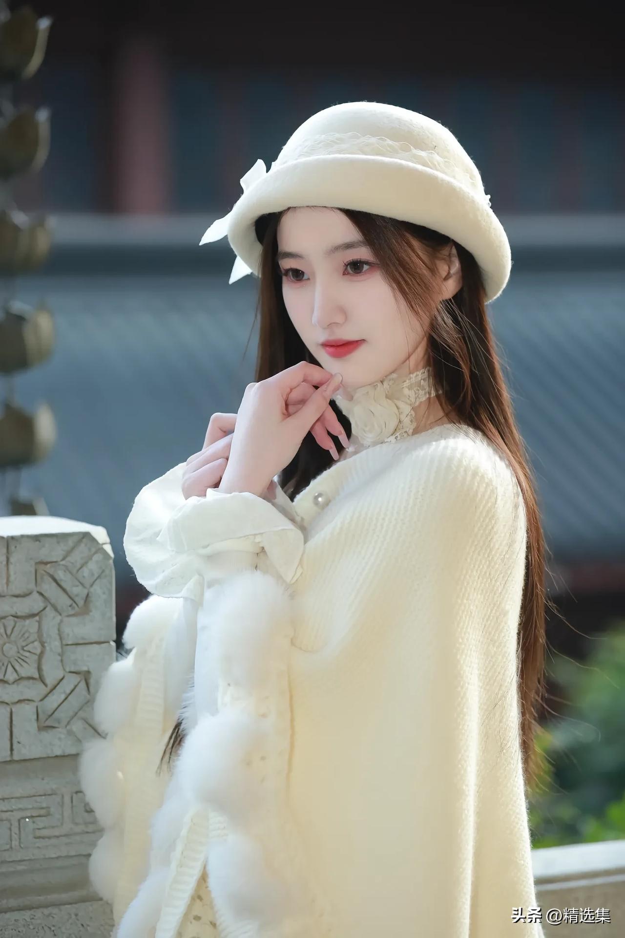 玉人倚栏处，轻抚白羽衣。