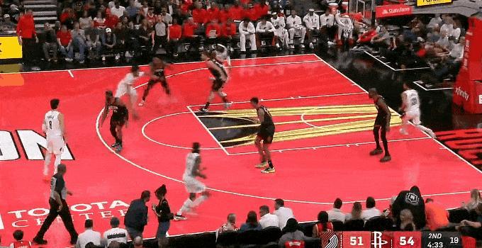 阿门封盖阿杜暴扣！如今的火箭太强了！
在今天NBA季中锦标赛火箭对阵开拓者的第二