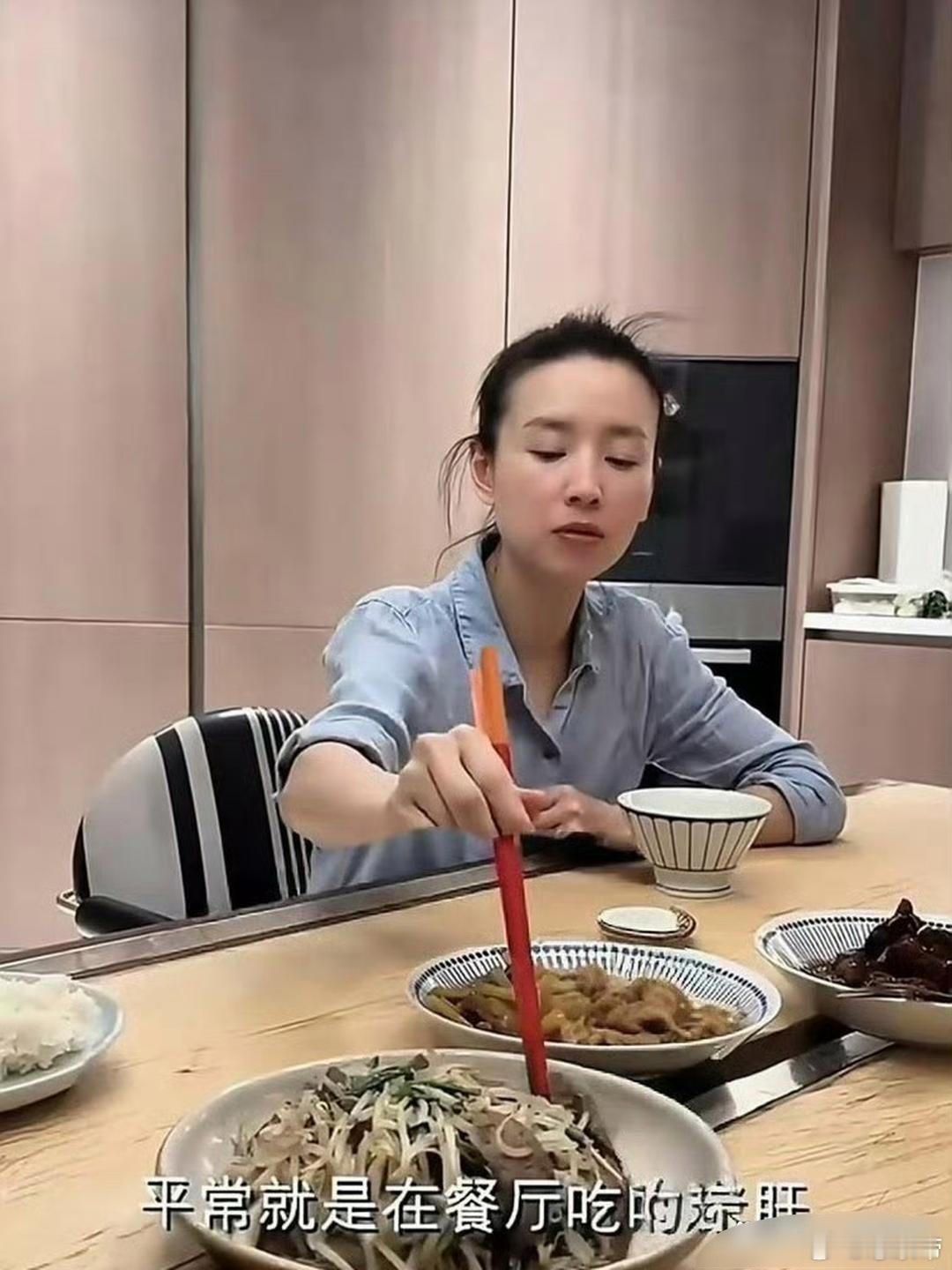 董洁家的桌子，真的是个谜！中间竟然有条缝 