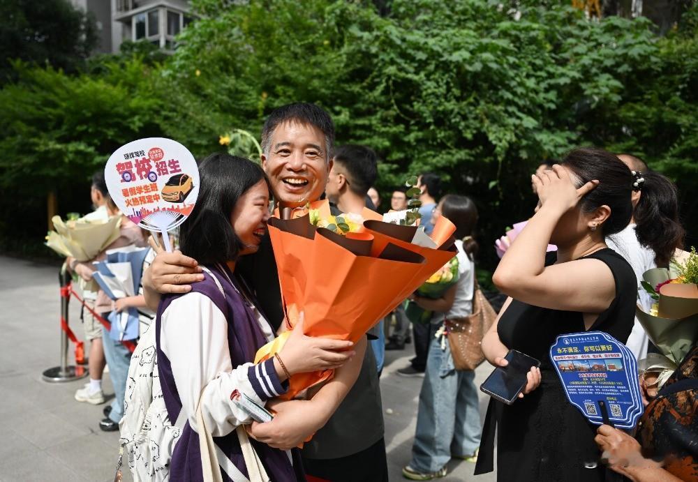 高考对于一个家庭来说意味着什么
高考，从来都不是孩子一个人的单打独斗
 
高考 