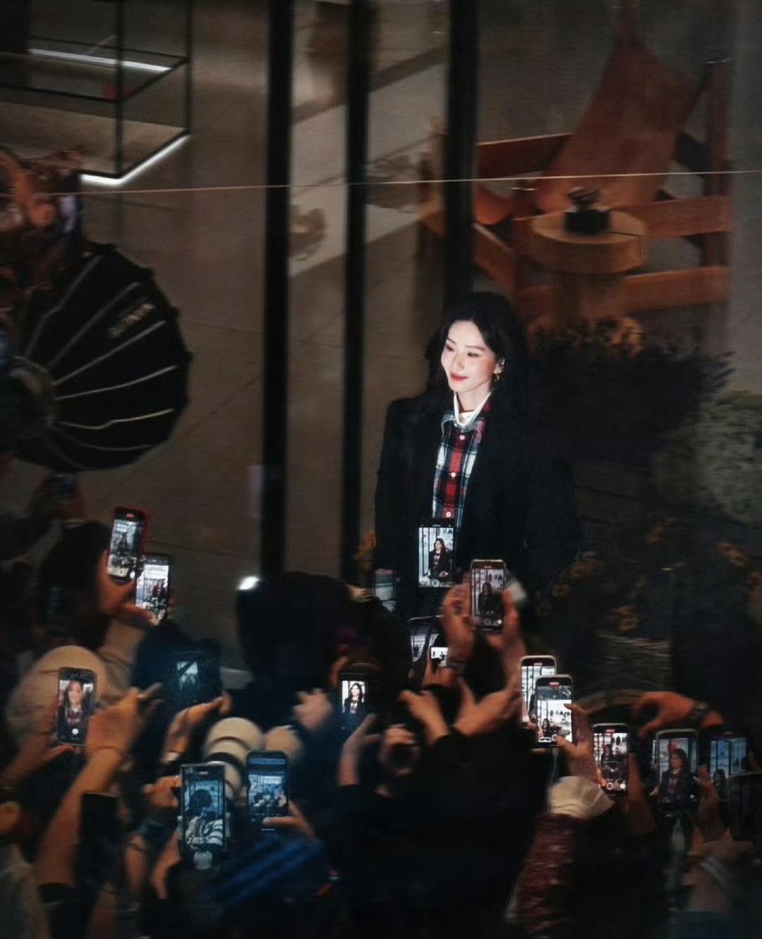 刘诗诗就是人群中的焦点，此女还是太权威了。 
