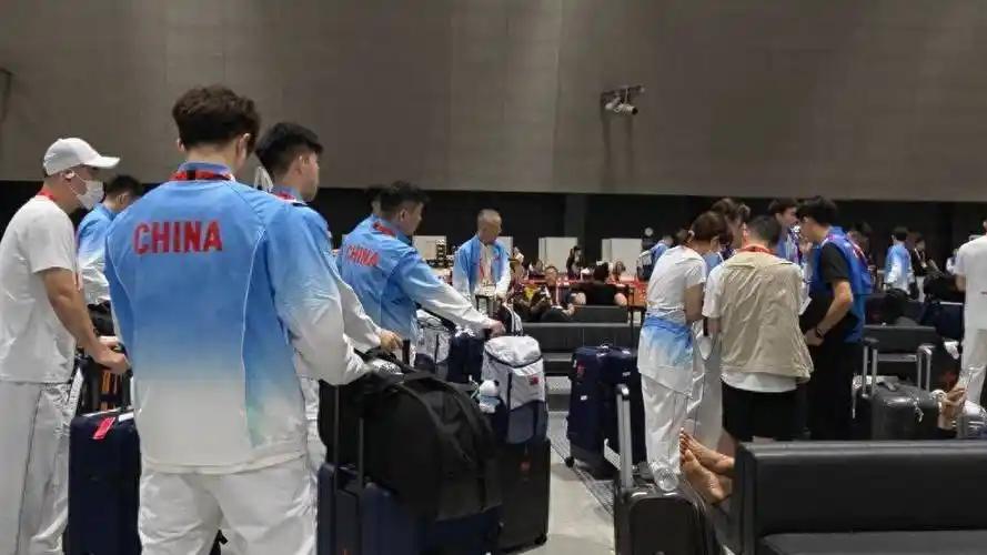 中国乒乓、羽毛、游泳等多支队伍抵达名古屋后，因赛事组委会注册系统无法查询到球员信