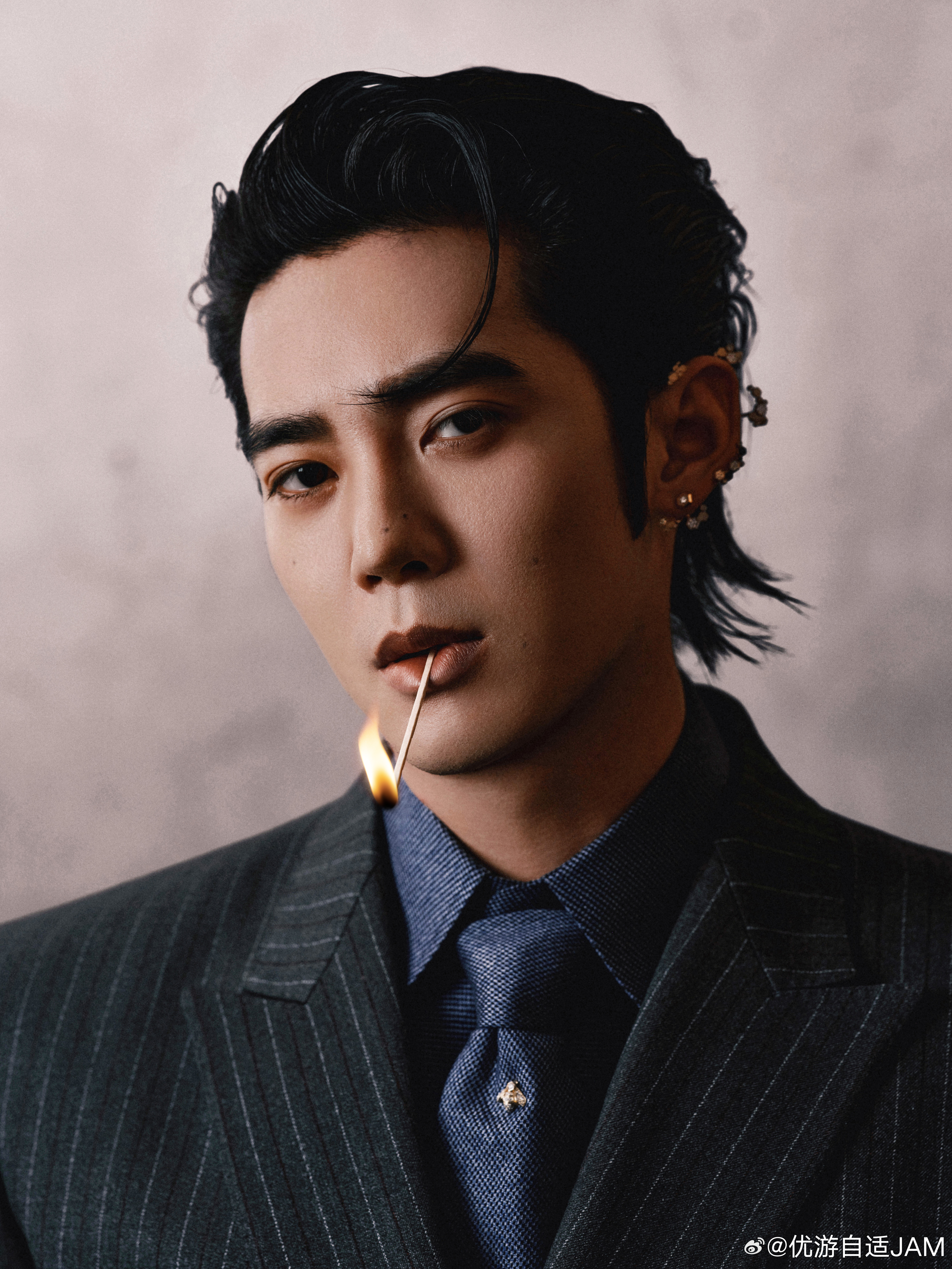 于适yosh适界那么大于适 你是在玩火，同一套衣服，能穿出截然不同的气质，人间绝