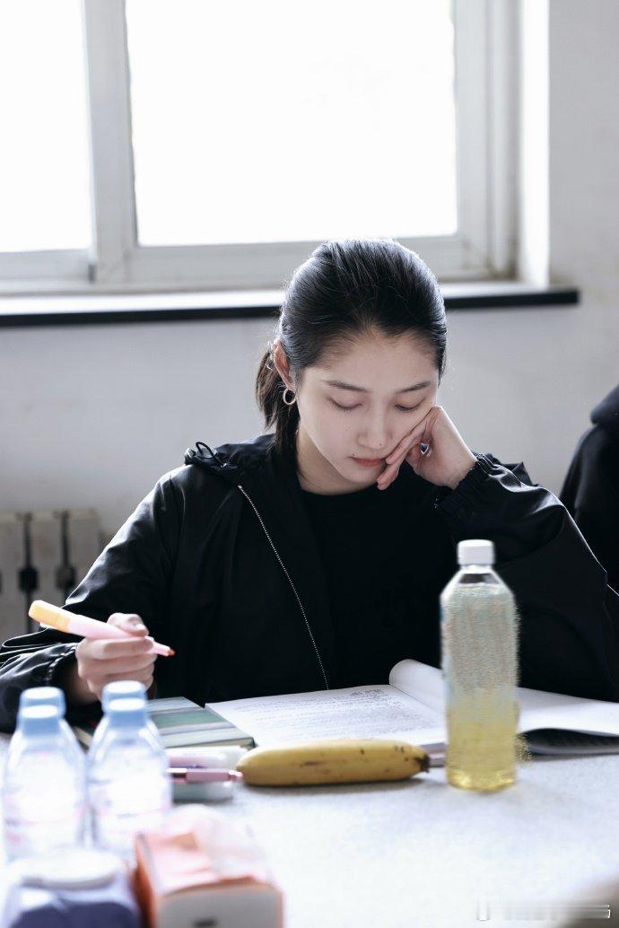 关晓彤胎毛发量关晓彤含胎毛量这胎毛长得也太讨喜了，不加修饰的美才最杀人，晓彤这次
