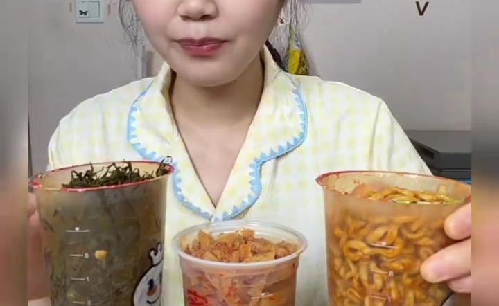 看了薛然吃播，感觉别人都是假吃，咱姐吃的才是真辣椒！