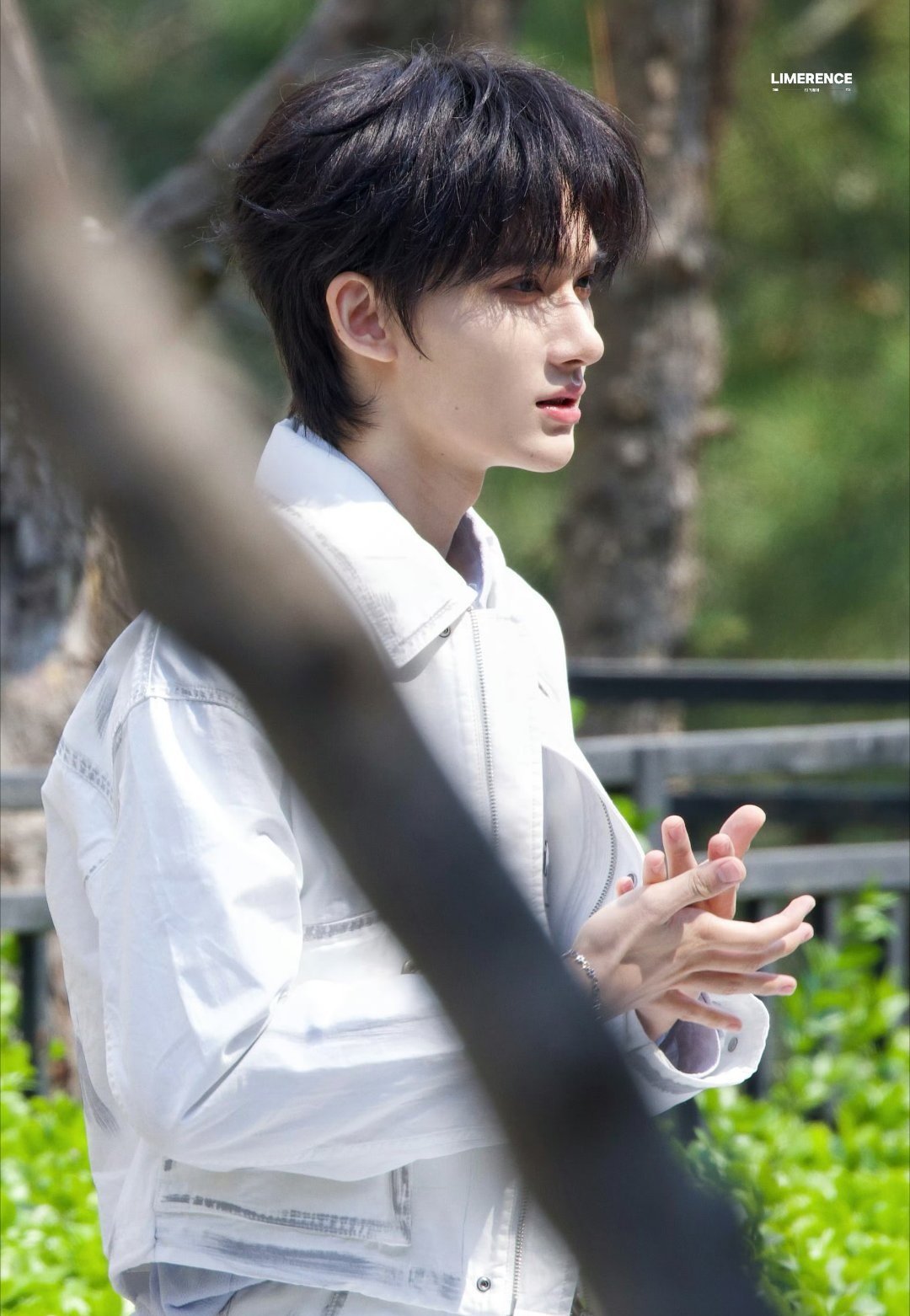 余宇涵余宇涵走到哪摔到哪 超燃青春的合唱 不用担心！余宇涵自带耐摔属性，摔倒也不