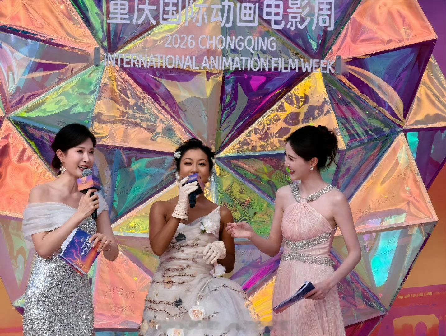 吉克隽逸新娘妆亮相重庆 谁懂啊！！舞台上气场十足的吉克隽逸，换上鲜花白纱新娘造型