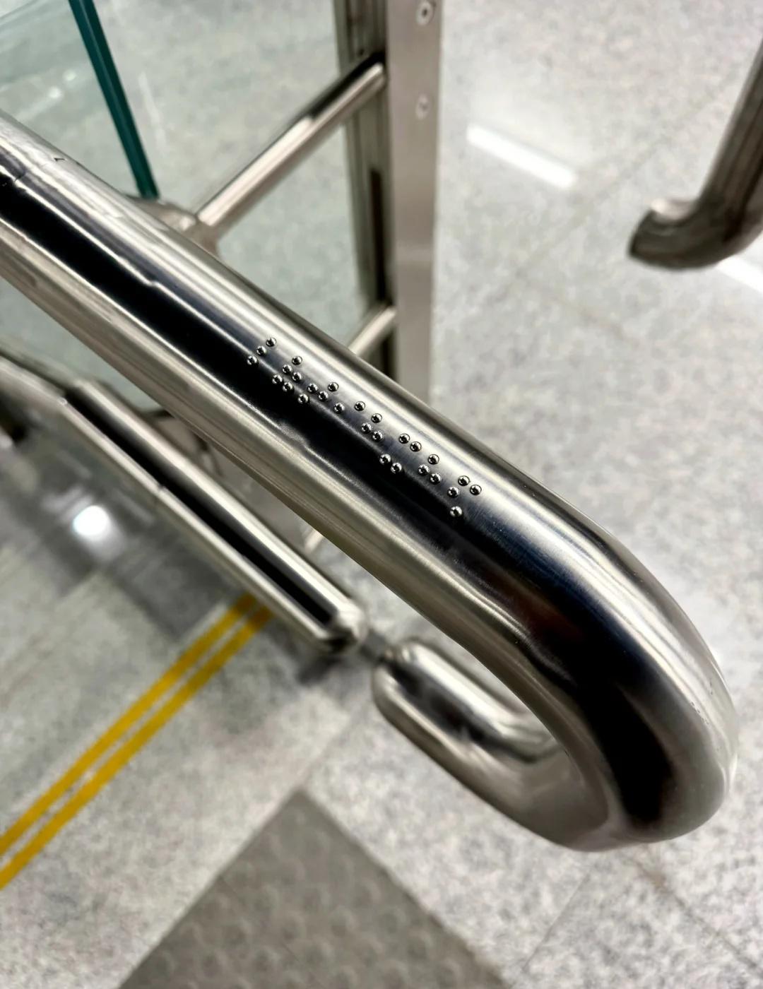 为宁波地铁扶梯点赞👍
今天偶然发现，宁波地铁6号线楼梯扶手处有盲文提示，这个暖