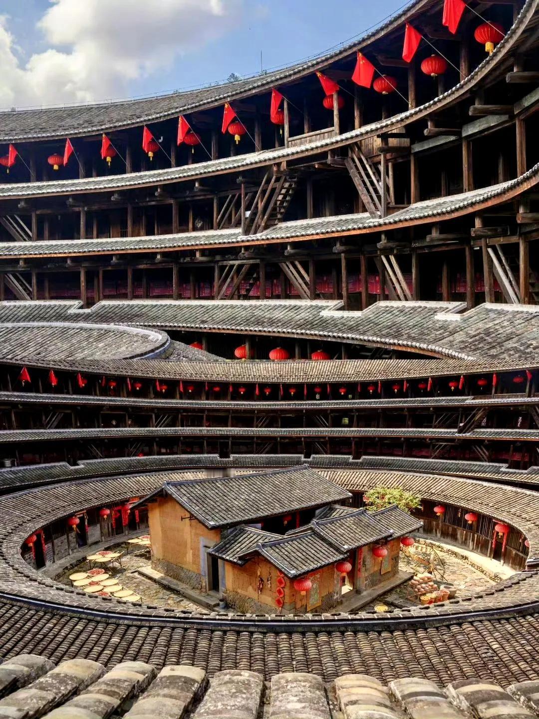 福建土楼群那真是大自然与人类智慧的完美结晶。它主要分布在漳州、龙岩、泉州等地，现