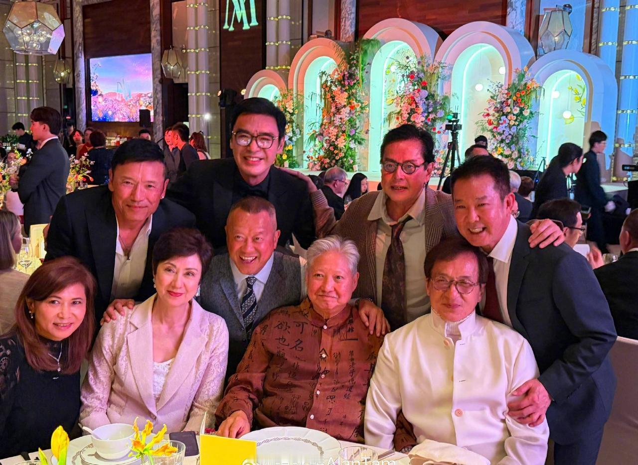 这到底哪家豪门的婚礼，能让他们同时在场！

洪金宝、成龙、元彪、谭咏麟、曾志伟、