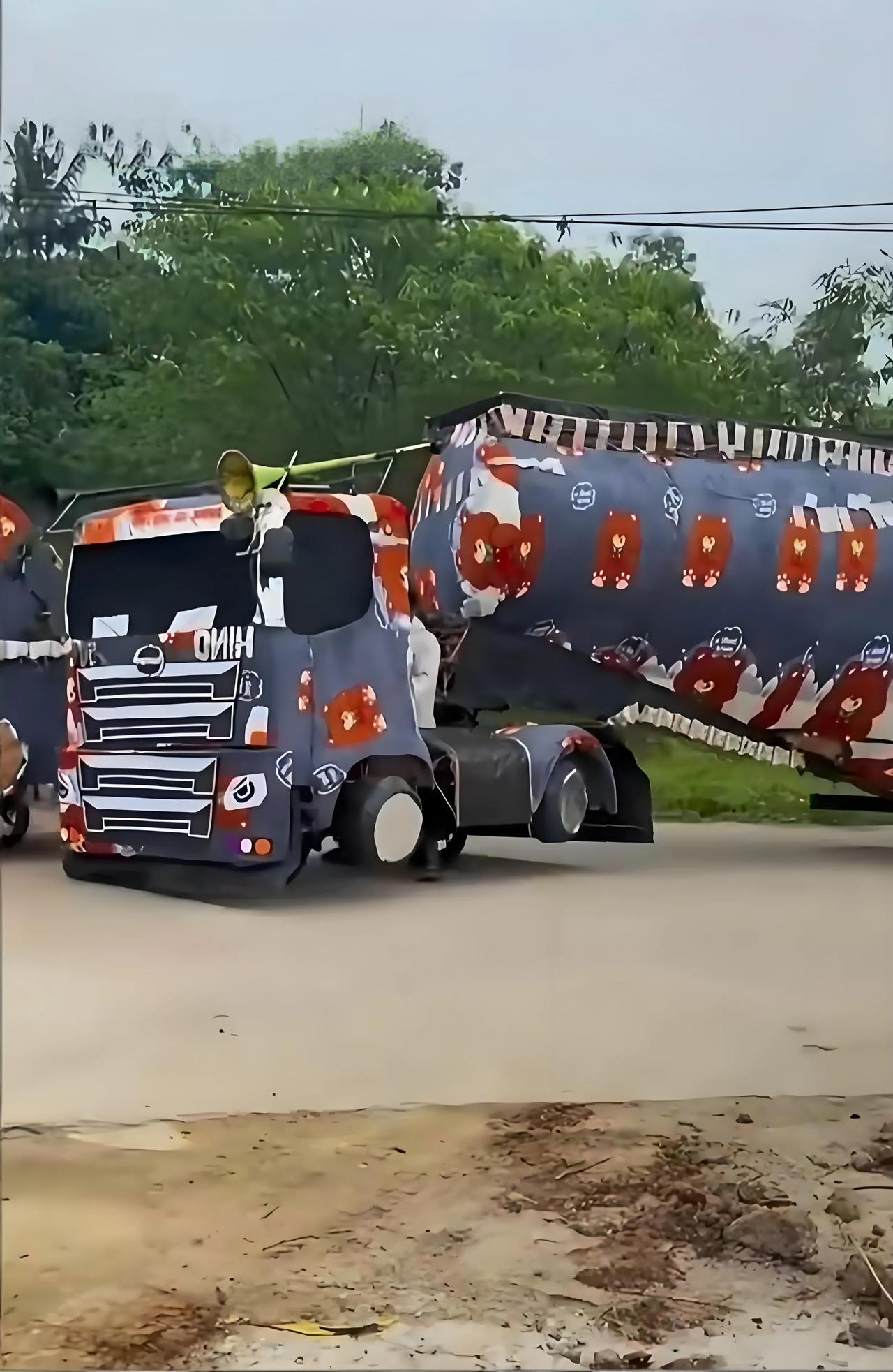 这小伙子太孝顺了，他爹走了，给他弄了台半挂车让他搁那边开，没走的时候是开半挂的，