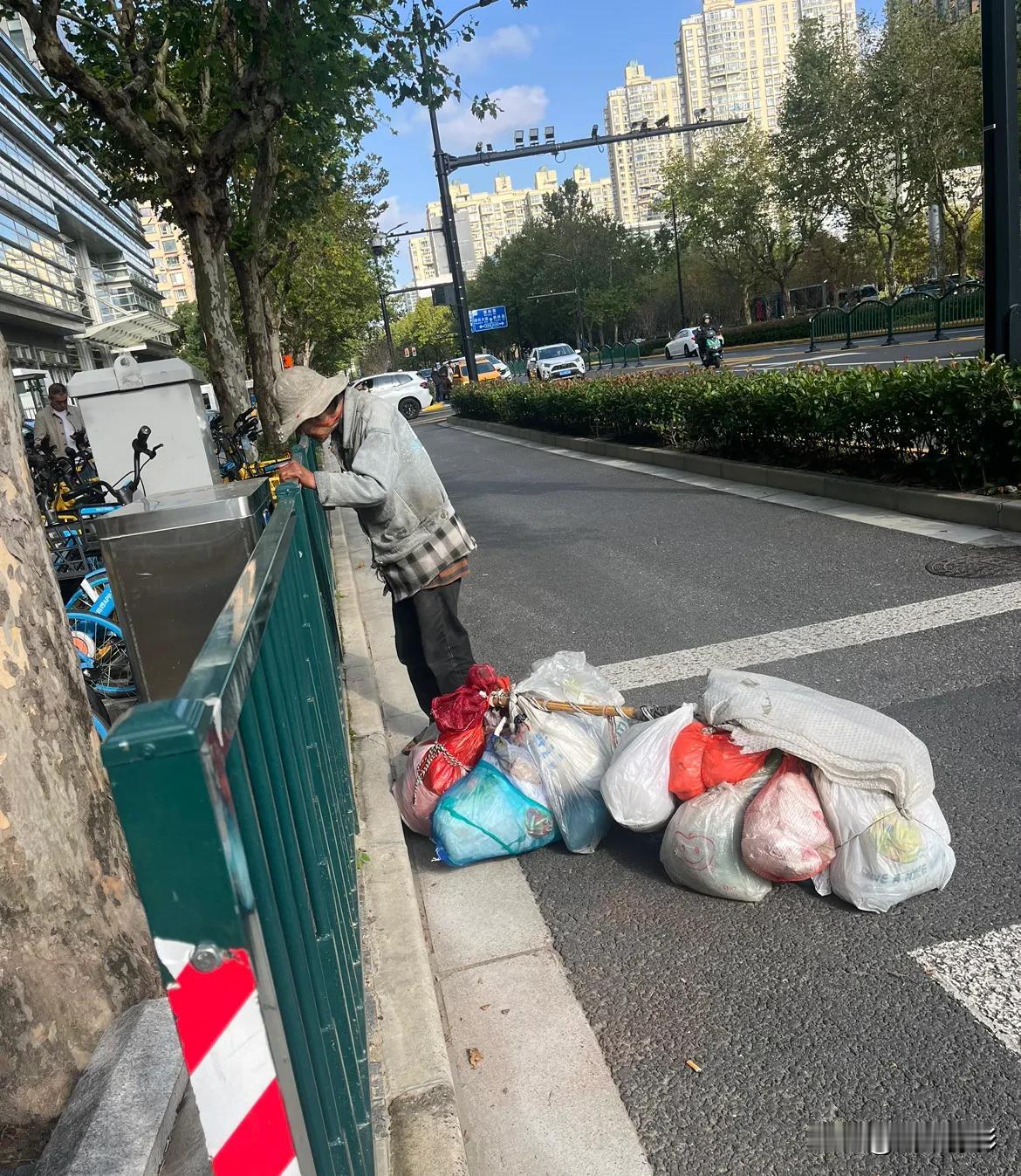 如果县城就一套自住的房子，卖了给儿子做首付，大概率晚年会过得比较凄惨。
房子是中