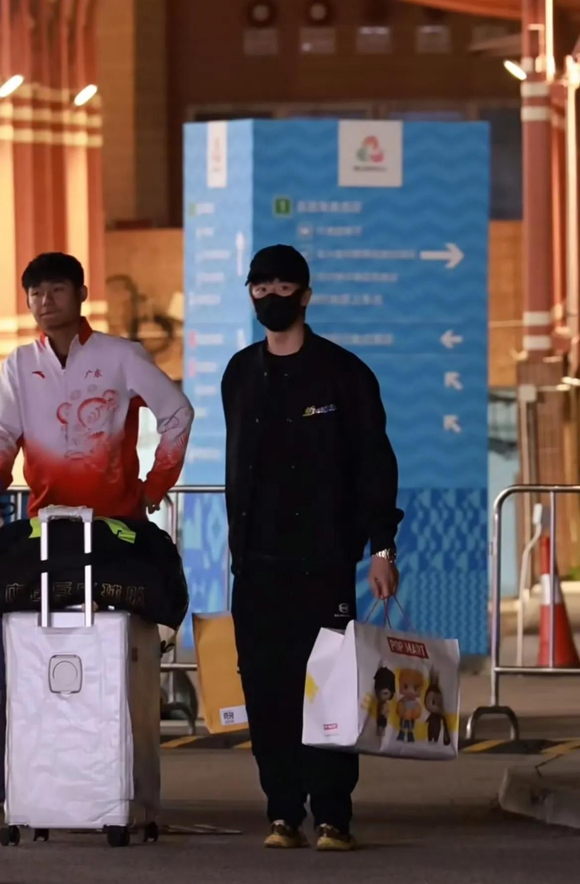 团体赛颁奖刚落幕，林高远就跟着广东队连夜从澳门出发啦！回广州或深圳也就两小时车程