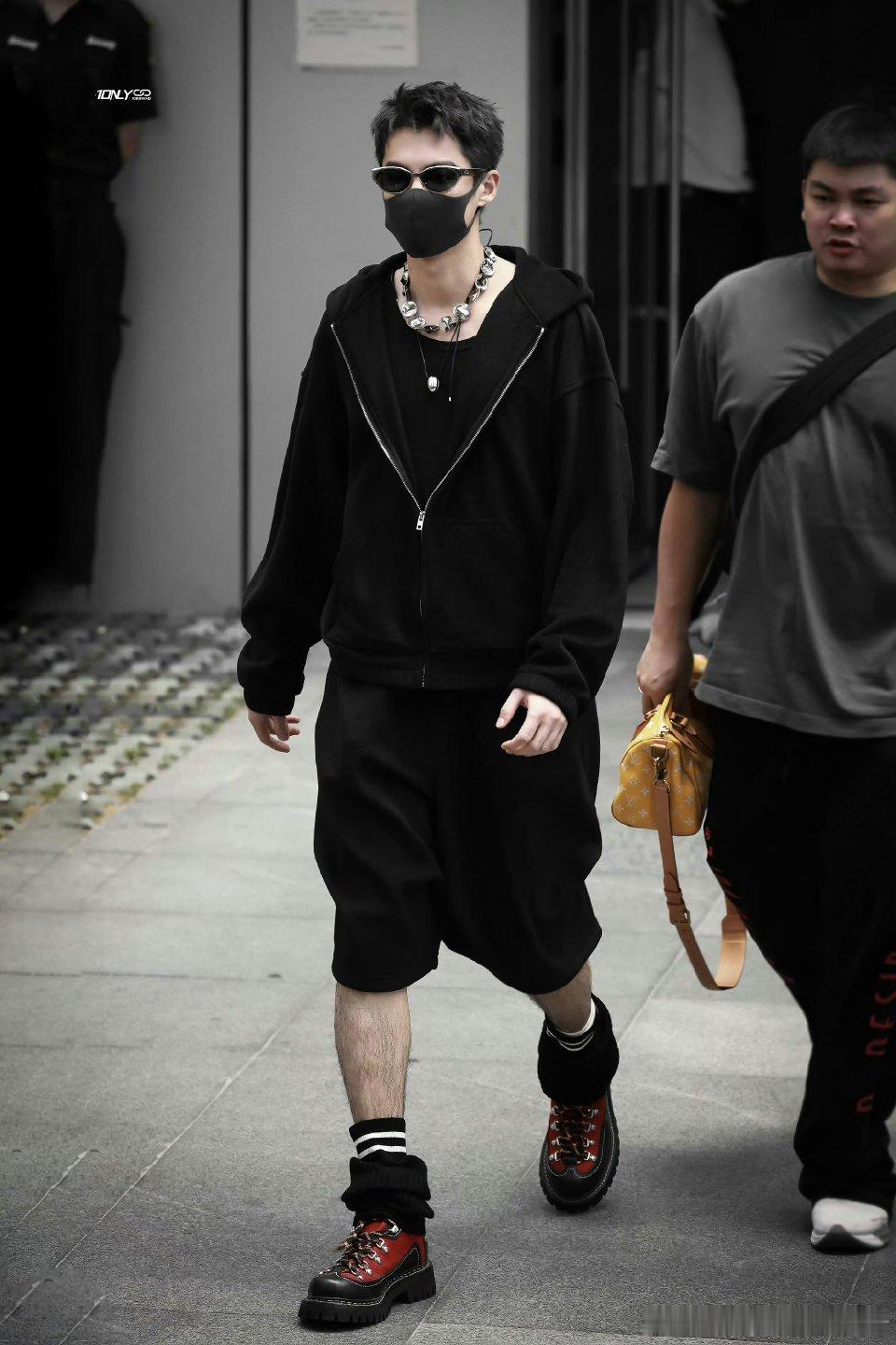 王鹤棣Hi6录制路透allblack造型，这不就是男模吗？ [舔屏] ​​​