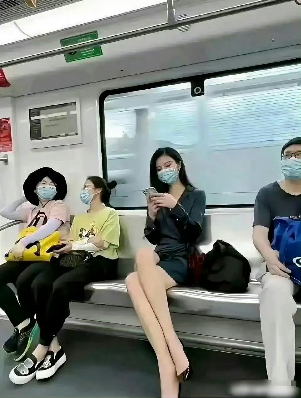 上海的地铁人与人之间真的都很有边界感[允悲] ​​​