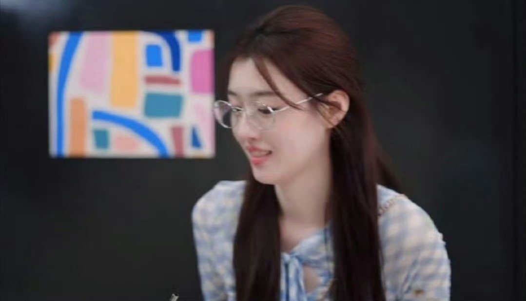 恋综女嘉宾戴眼镜幻视刘亦菲恋综女嘉宾杜媛春子戴眼镜一整个幻视刘亦菲了，能有三分相