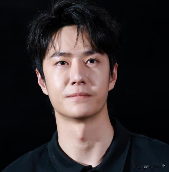 电影《维和防暴队》线下宣传，王一博几乎是全素颜露脸，看得出来，他真的有在好好转型