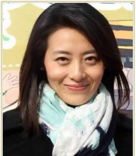 1978年出生的她今年48岁了，颜值跟李梓萌一样高，属于气质型的女主持人。她曾经