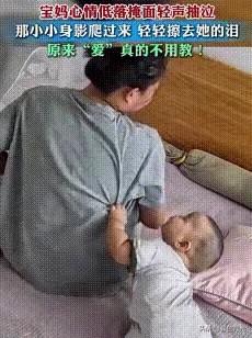 泪目！辽宁一宝妈在家带娃，心情不好，坐在角落里偷偷抹着眼泪，本以为宝宝在一边乖乖