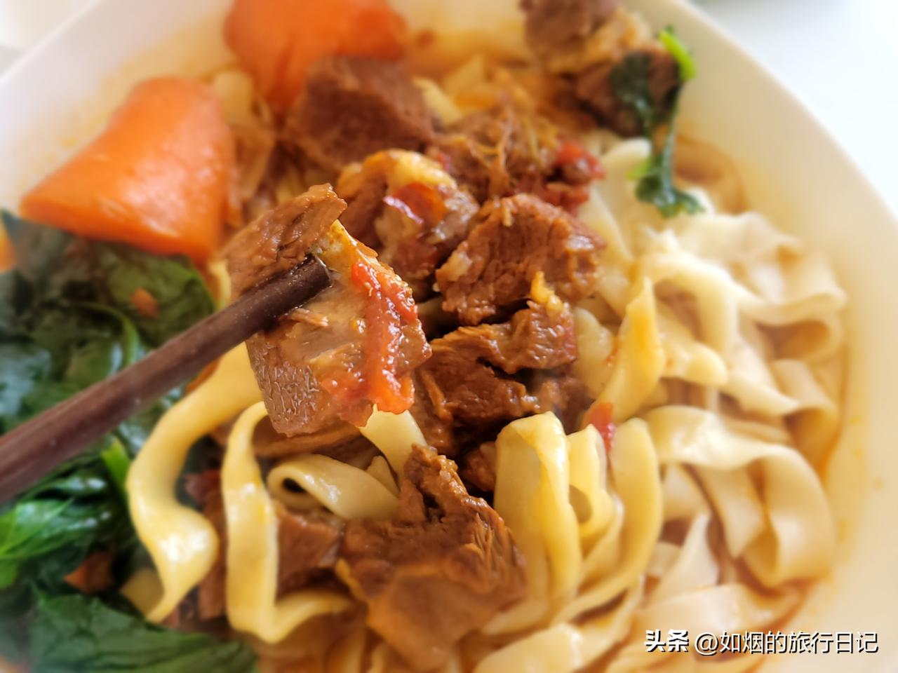 清真鲜牛肉炖着就是好吃。中午做了红烧牛肉面，牛肉汤汤水水大半珐琅锅。

用郫县豆