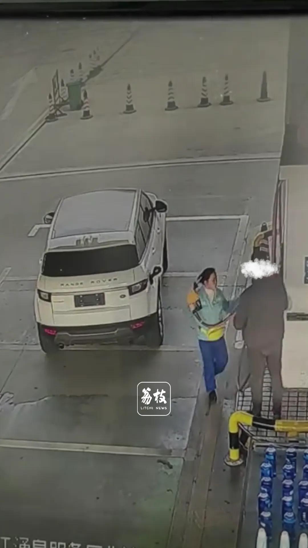 江西九江涌泉服务区加油站。
男子戴着口罩，没有牌照，加了500块钱油，说车上付款