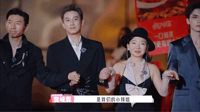 李嘉琦和3个短片男主一起走红毯 网友戏称李嘉琦带队的主创为180男团阵容，几位男