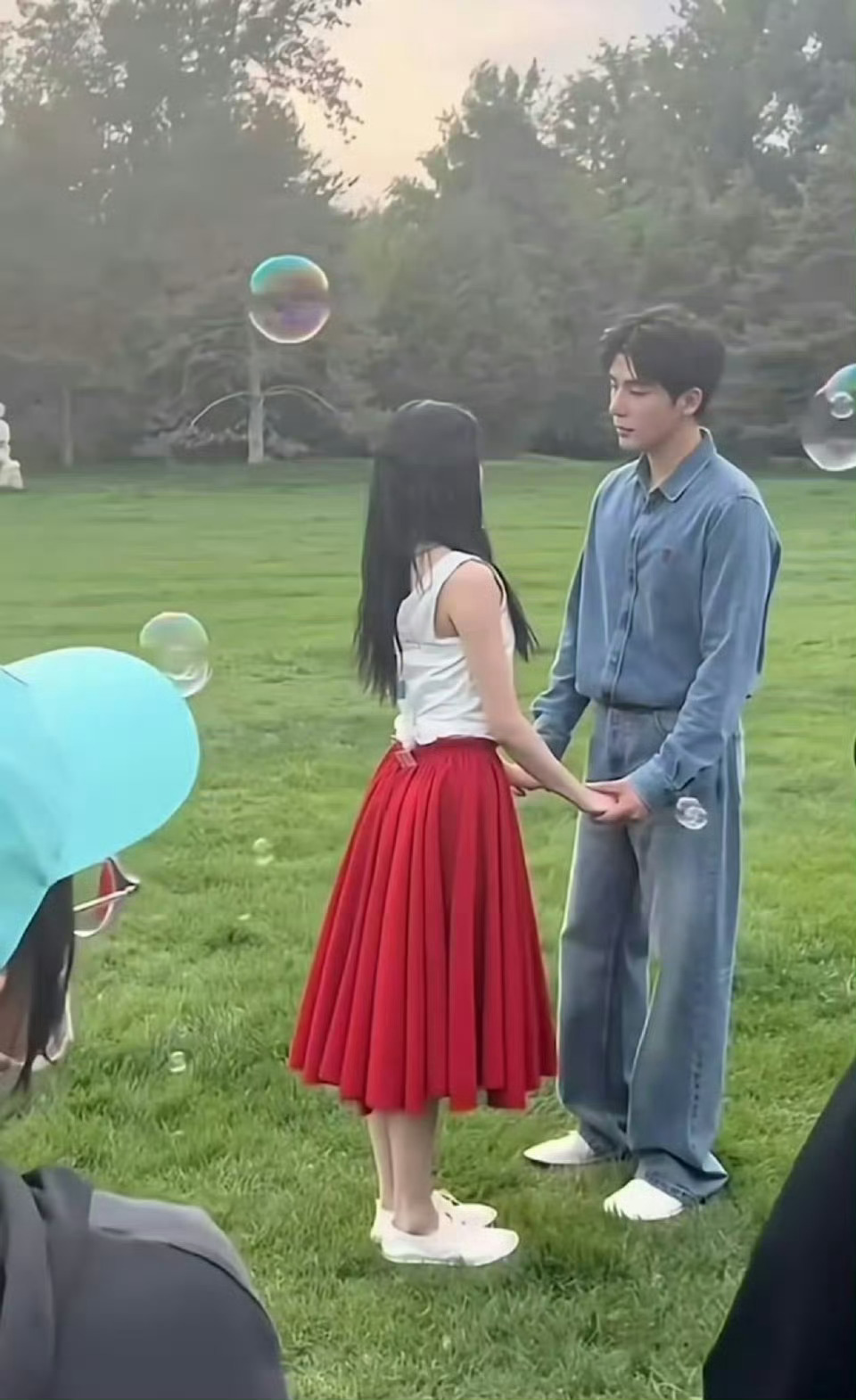 这女主是有多瘦啊，紧身背心后面都得带夹子！ ​​​