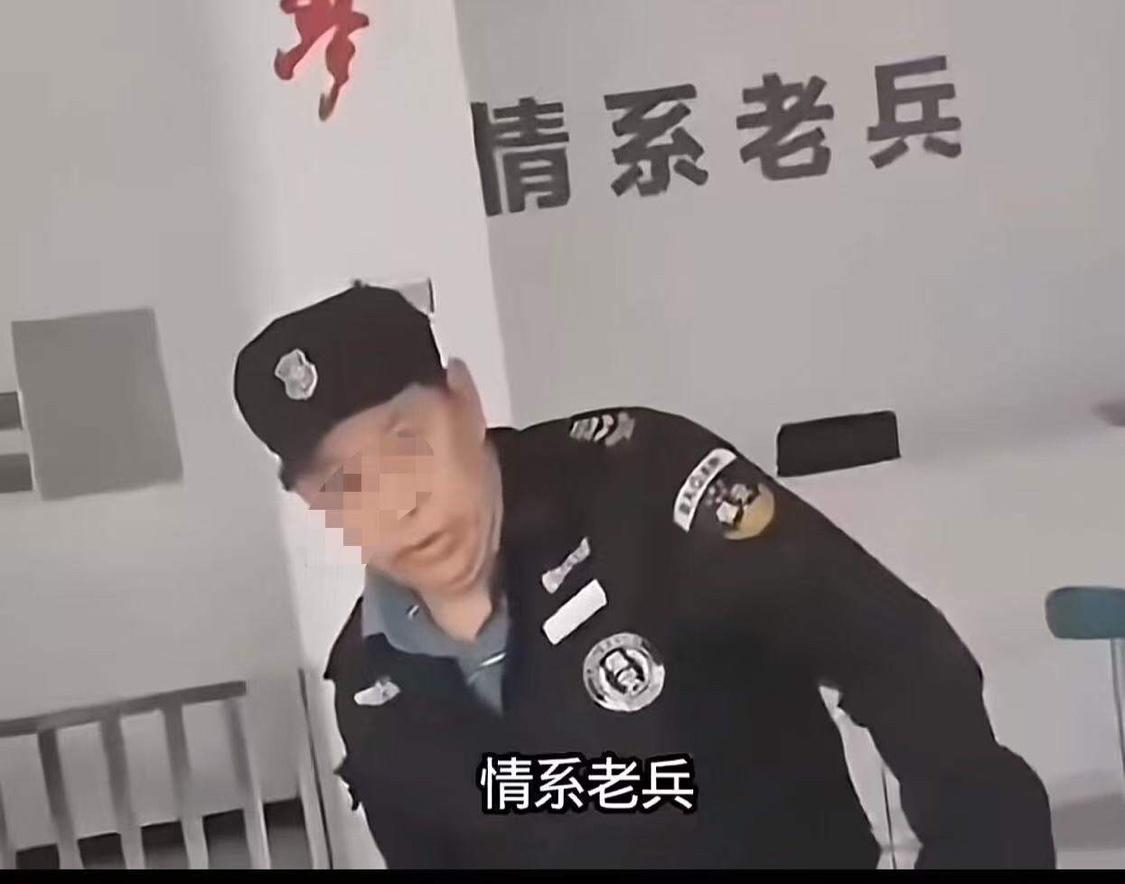 一个小小的保安队长，竟敢指着退伍老兵的鼻子呵斥，拒绝他上厕所，为什么？因为他有了