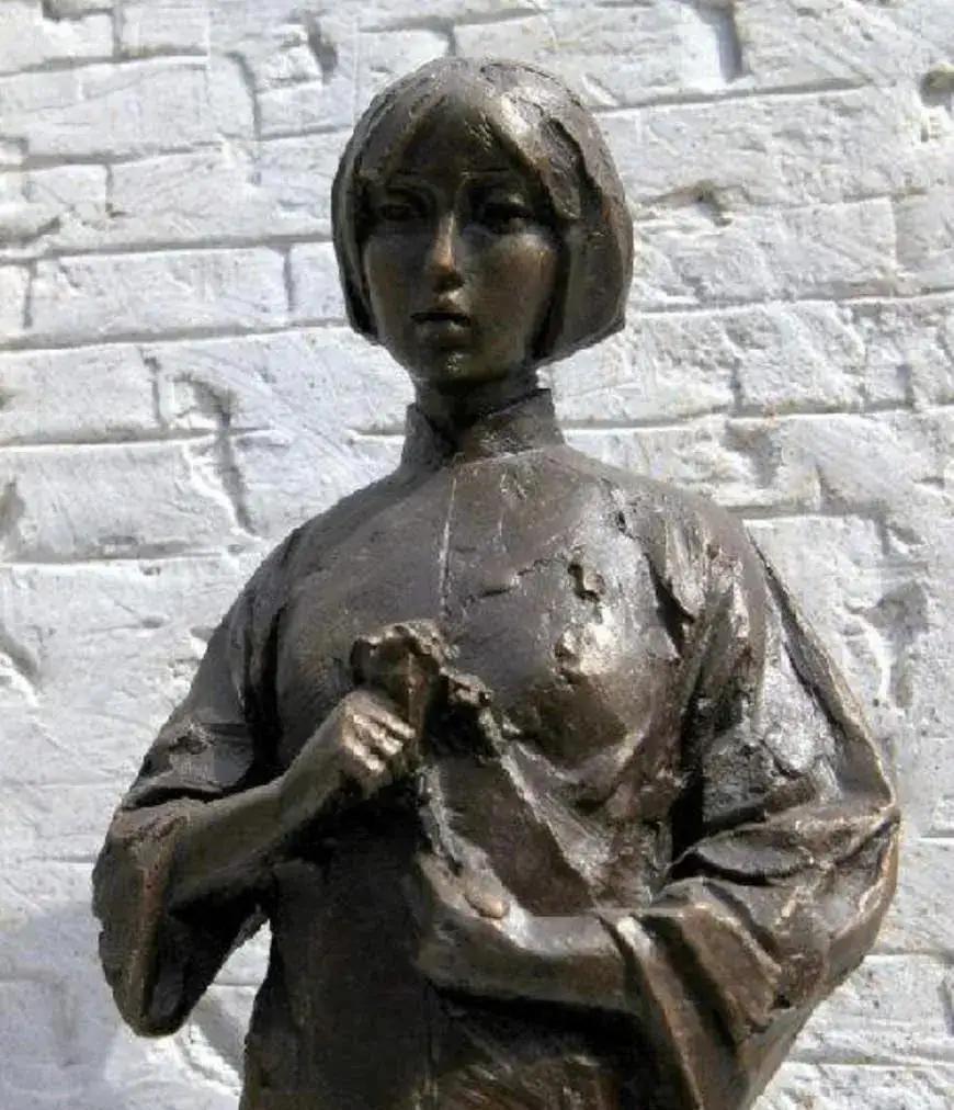 1940年，一18岁的女战士被日军折磨到数次晕厥，见她拒不投降，日军决定活埋。谁