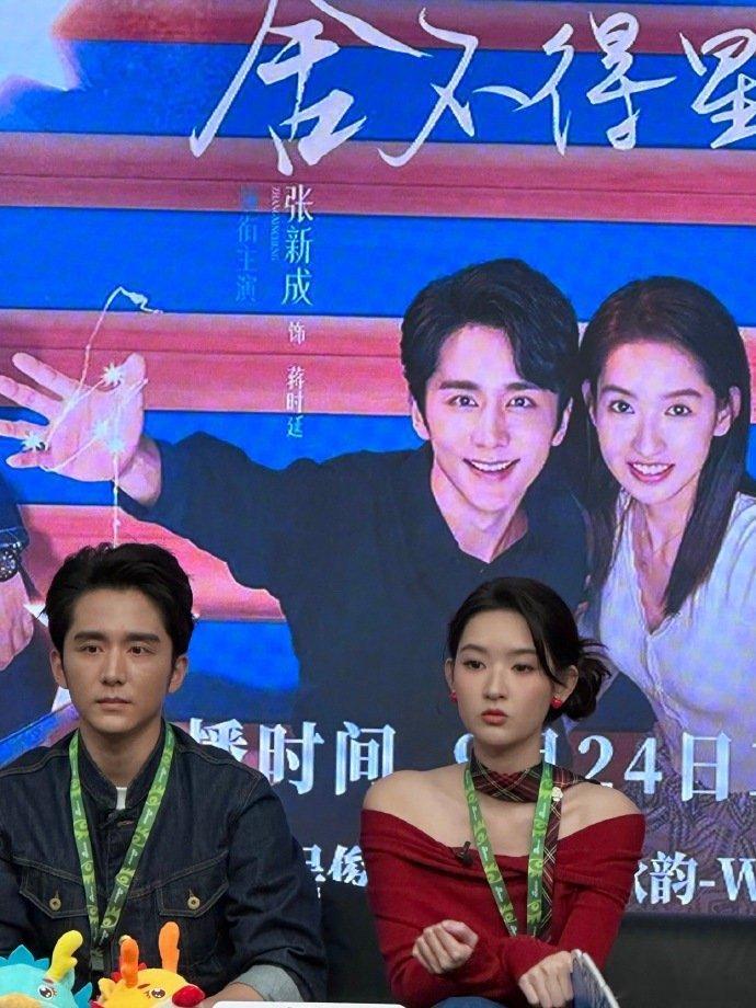 #张新成王玉雯扫楼##张新成王玉雯新浪扫楼# 新浪扫楼，偷偷嘟嘴的王姐，真可爱呢