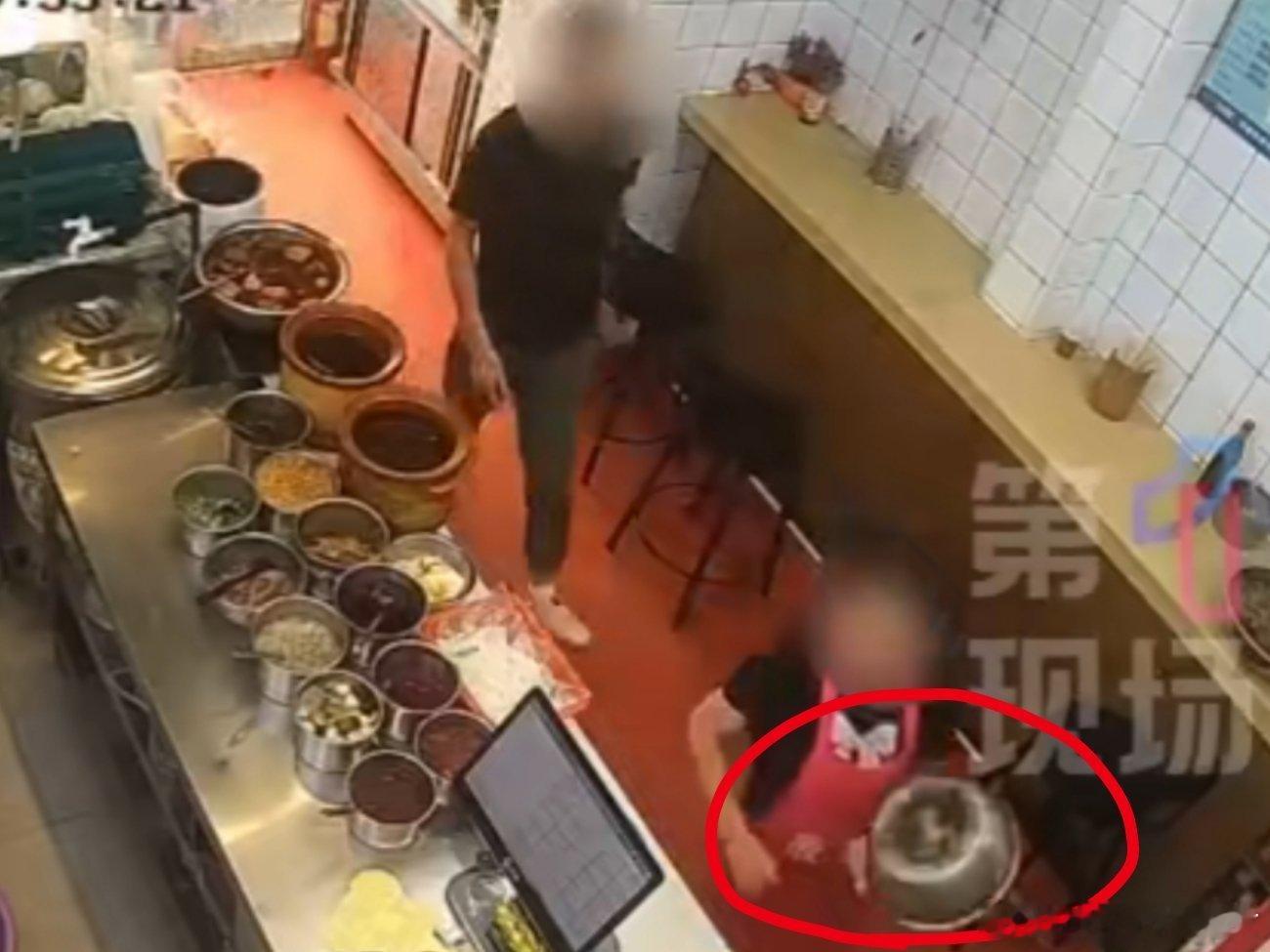 男子吃粉强行搂抱19岁女店员这么大的锅往他头上来一段贝多芬交响曲，让音乐给他净化