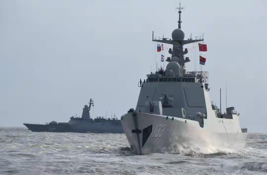 重拳回击，中国133编队过航横当水道！近日，中日两次舰艇过航，展开了一场剑拔弩张