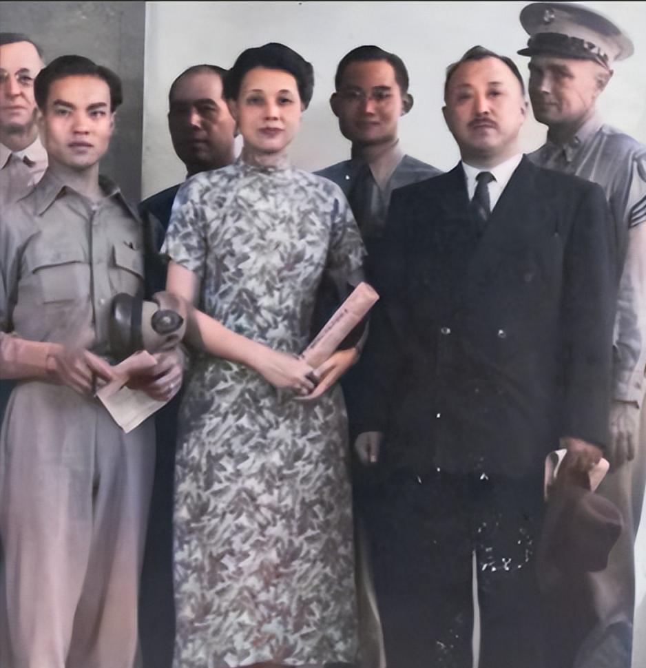 她是民国北大校花，也是卫立煌将军的夫人韩权华。

1955年的早春，香港仔的某处