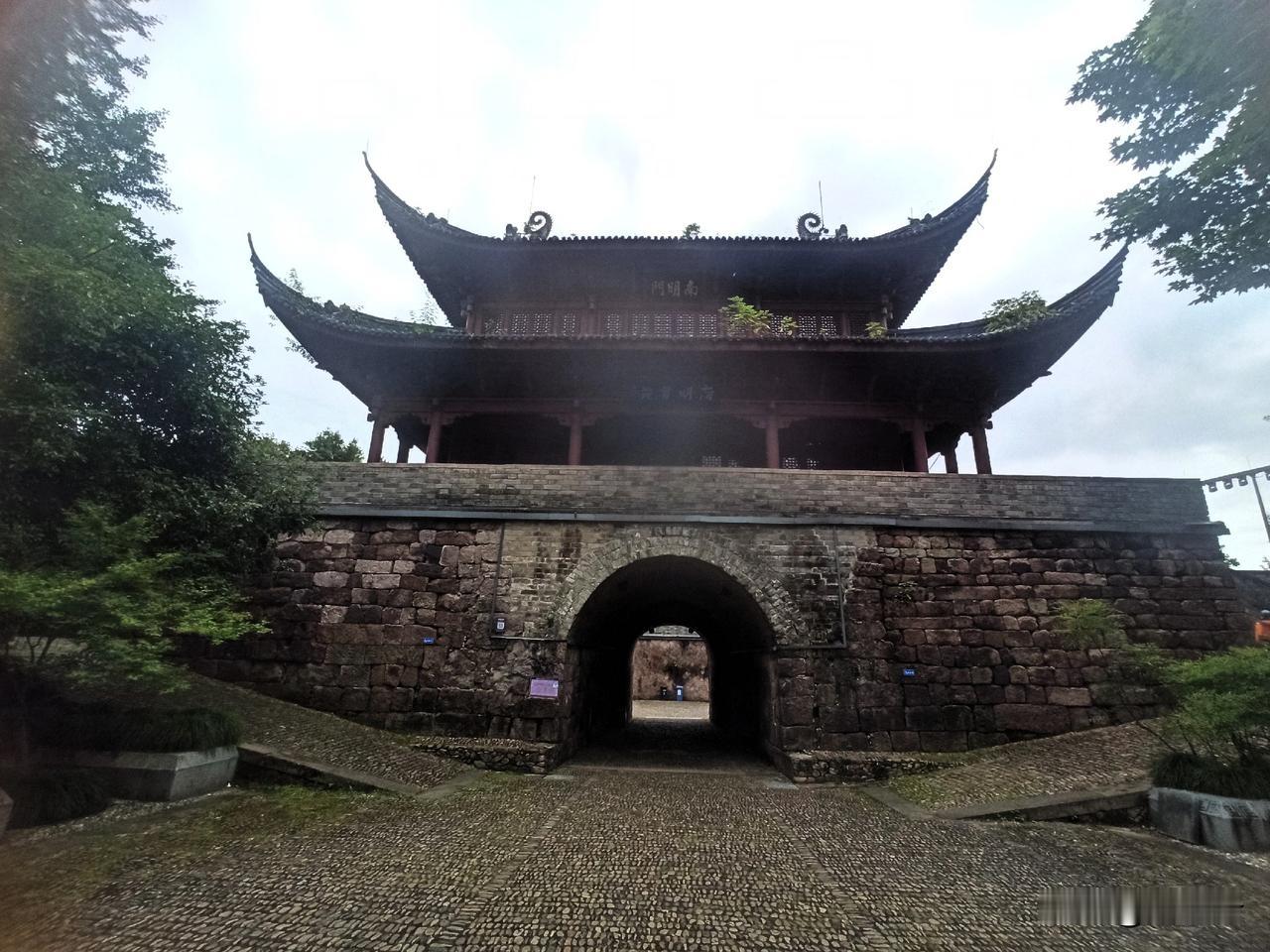 丽水南明门，俗称大水门，始建于元至元二十七年（1290年），为古代处州府六大城门