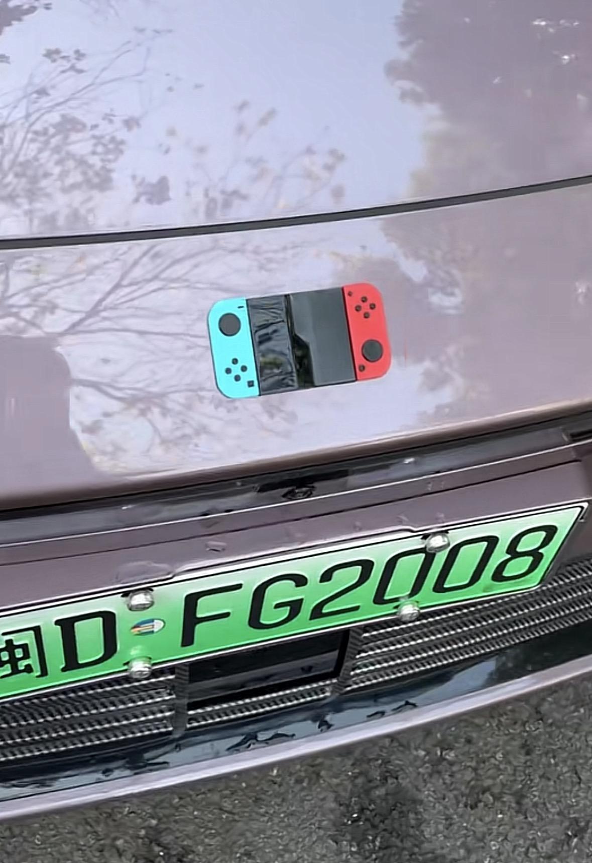 哈哈，这是我见过最有意思的车标装饰了，对我们这种老游戏宅来说简直心动的不行，极氪