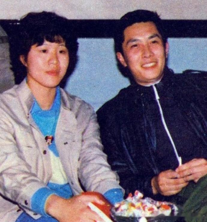 80年代的郎平与唐国强 郎平当时正是中国女排的主力主攻手，凭借 “铁榔头” 的名