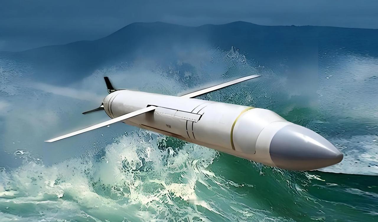 鹰击18出世即爆火，潜射，600公里内加速至3马赫，贴海五米飞行，不能拦截，不能