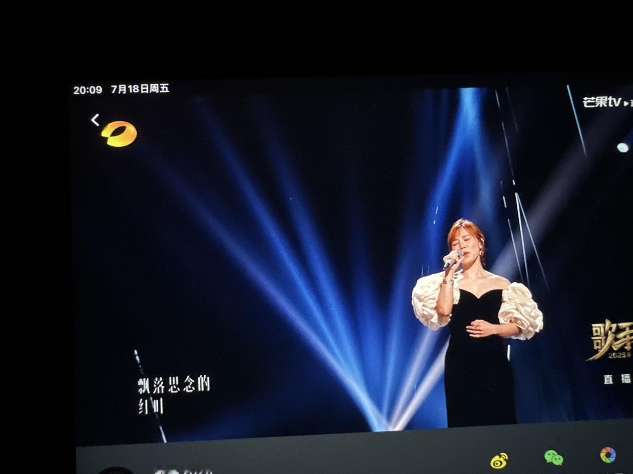李佳薇太重视这个舞台了。
原来《想你的365天》是她学的第一首中文歌。
今天穿的