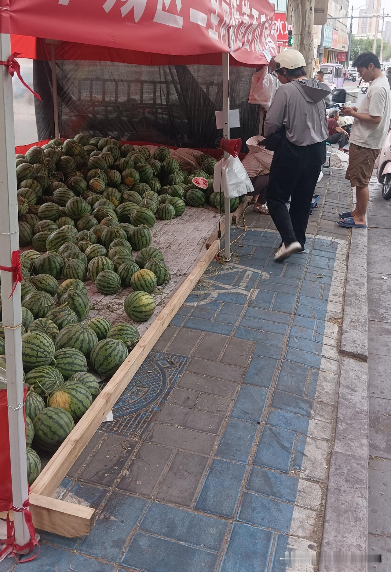 西瓜八毛，八毛西瓜。

现在是六月中旬，西瓜八毛钱一斤，买了一个感觉各个方面还行