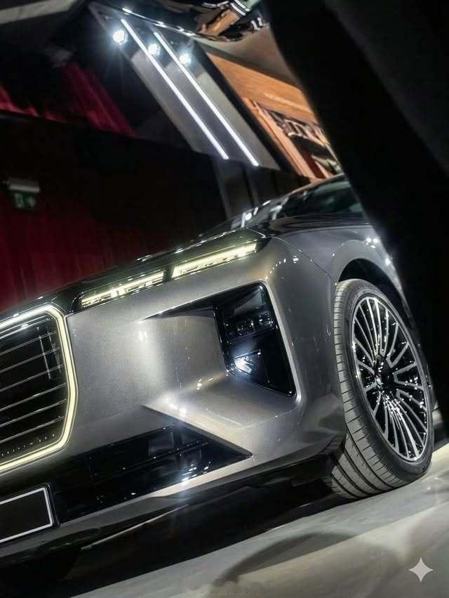 BMW 7系中期改款实车曝光。新的前脸造型硬朗很多我与汽车的日常大v聊车