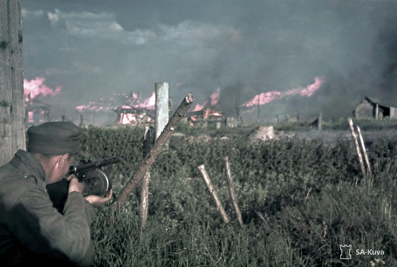 1942 年 7 月，地点位于苏联梅德韦日耶戈尔斯克区的波韦涅茨村，由摄影师汉斯