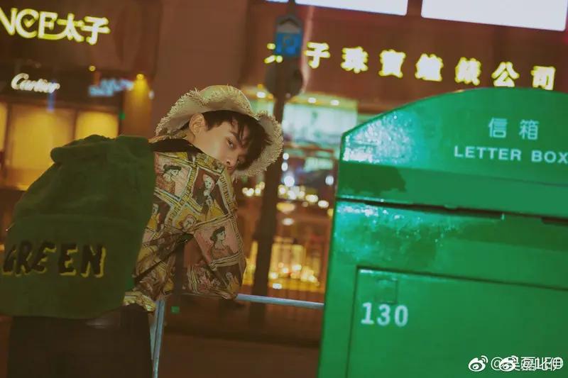 曾舜晞为陈都灵整理头饰，亲密互动引热议，是默契搭档还是另有深意？
近日，演员曾舜