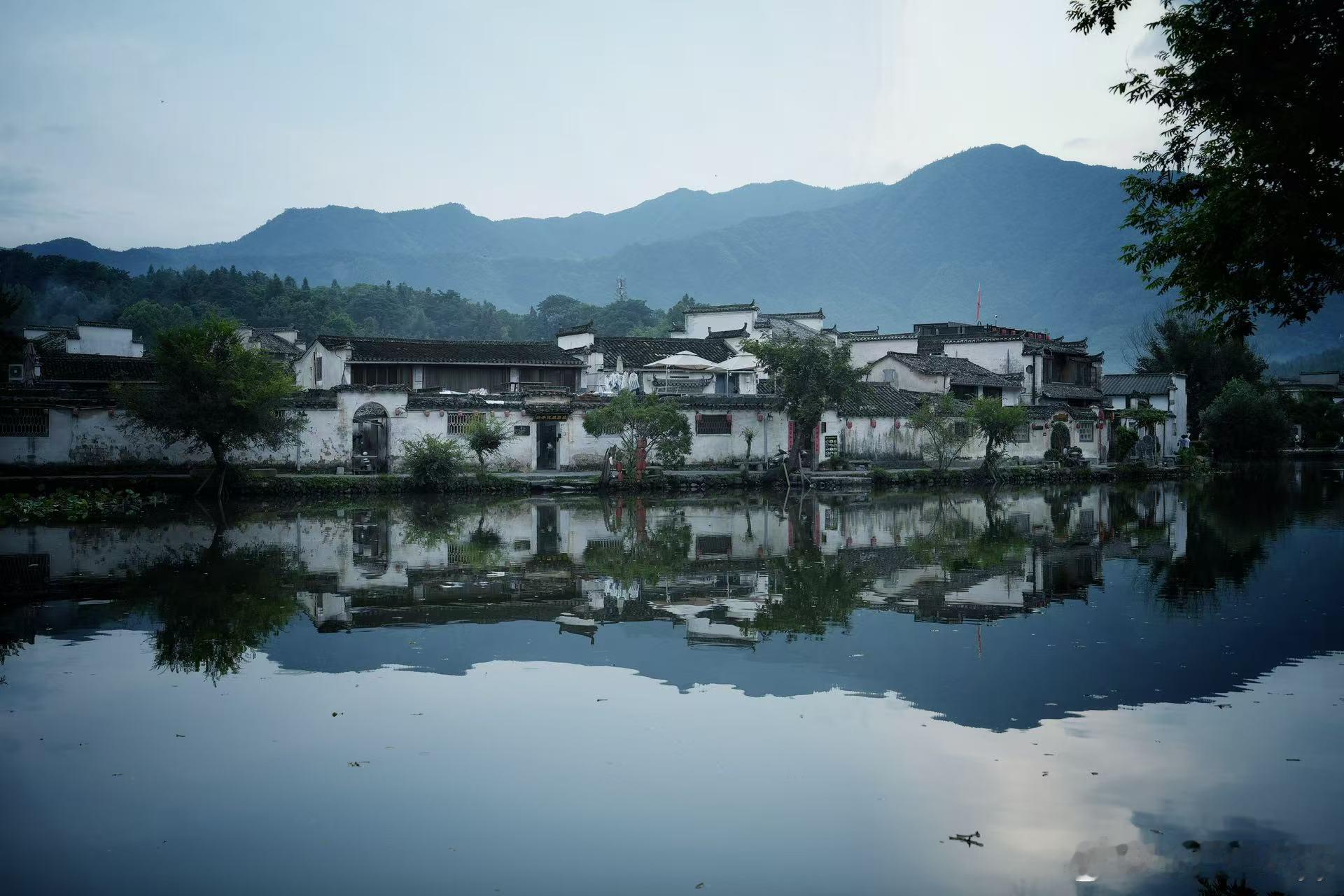 早安 水墨入徽州，步步皆丹青。青山藏古韵，流水映徽风。烟锁层楼，云漫古渡，笔墨徽