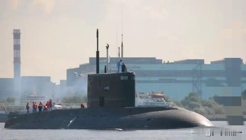 莫斯科海军的斯“克拉斯诺达尔”号潜艇属于636.3级常规动力潜艇，于2014年2