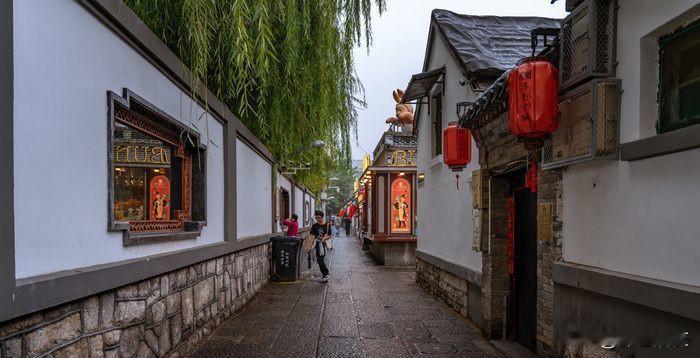又在抱怨“大环境不好”，抱怨之后，似乎什么也没说，全是一地鸡毛的情绪。

说白了
